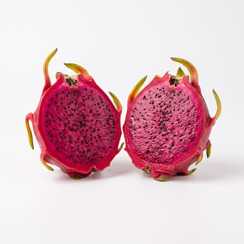 Pitaya de polpa vermelha cortada ao meio, mostrando a polpa vibrante